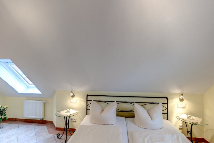Schlafzimmer im OG mit Doppelbett 180 x 200