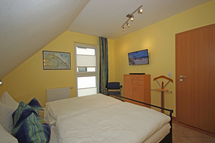 Schlafzimmer mit Flachbildschirm 32