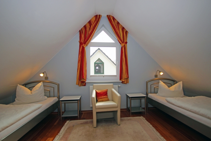 Schlafzimmer mit 2 Einzelbetten je 90 x 200 im DG