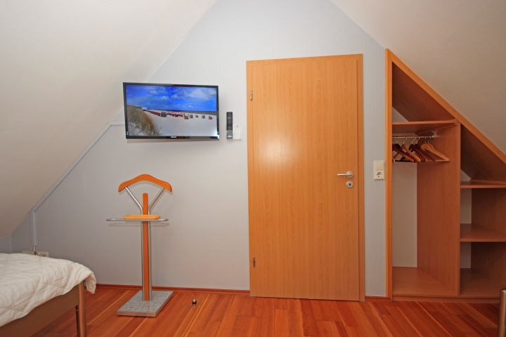 Schlafzimmer DG mit offenem Einbauschrank
und Flach TV 32' HD