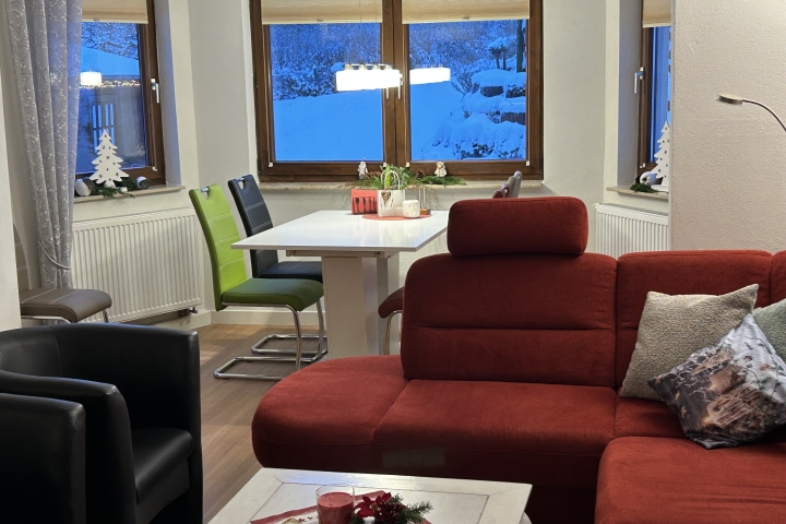 Wohnzimmer mit Erker im Winter