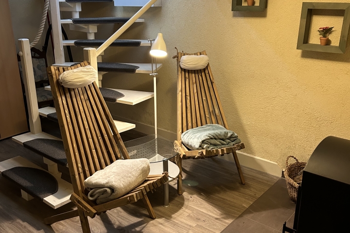 Kaminzimmer mit Holzkachel im Wellness Ebene
