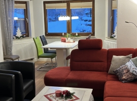 Wohnzimmer mit Erker im Winter