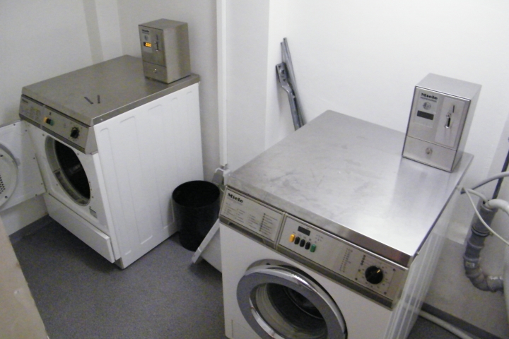 Waschmaschine und Trockner im Keller