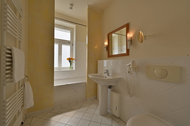 Tageslichtbad mit Badewanne