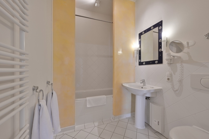 Badezimmer mit Badewanne