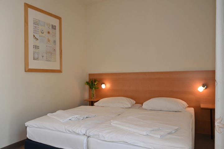 Schlafzimmer mit Doppelbett 180 x 200 cm