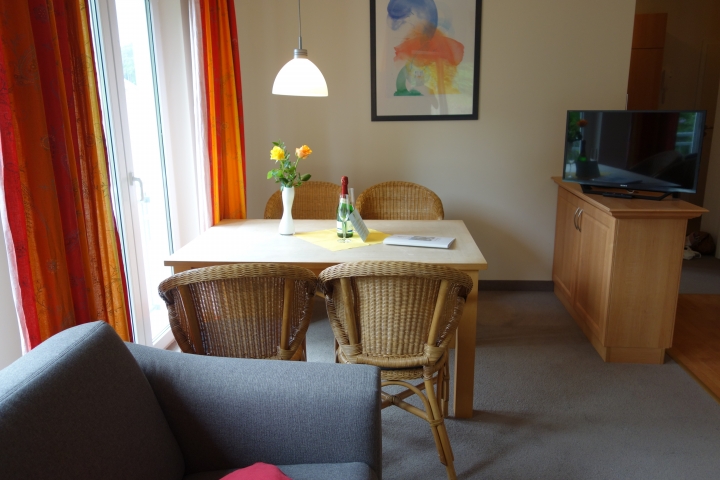 Essbereich und TV Wohnung 8
