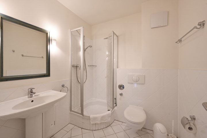 Badezimmer mit Dusche Wohnung 10