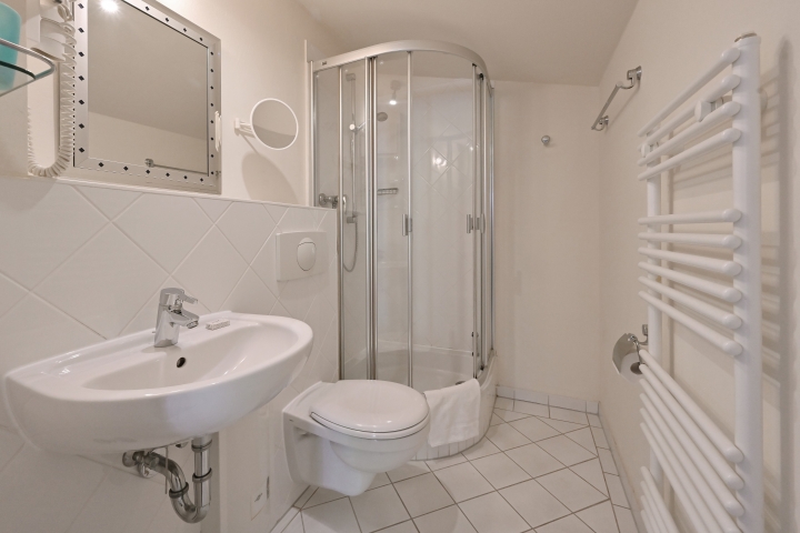 Badezimmer mit Dusche Wohnung 11