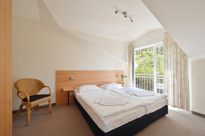 Schlafzimmer 2 180x200 cm Bettengröße