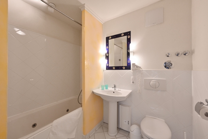Badezimmer mit Wanne Wohnung 12