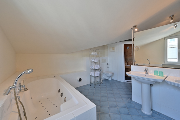 Badezimmer 1 mit Badewanne und Dusche