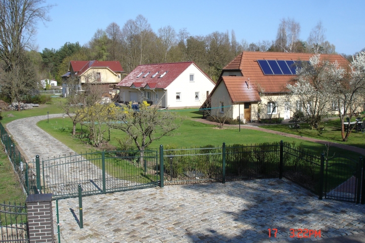 Ferienwohnungen Härchen | Grundstückseinfahrt mit den Ferienwohnungen