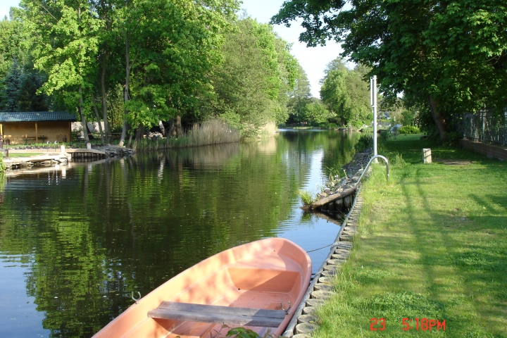 Unser Ruderboot am Storkower Kanal mit Uferweg nach Philadelphia