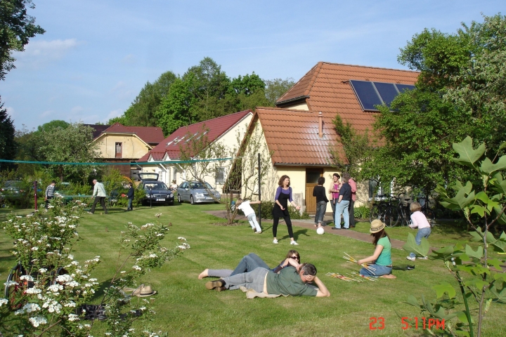 Volleyballplatz, Tischtennisplatte und im Hintergund der Parkplatz