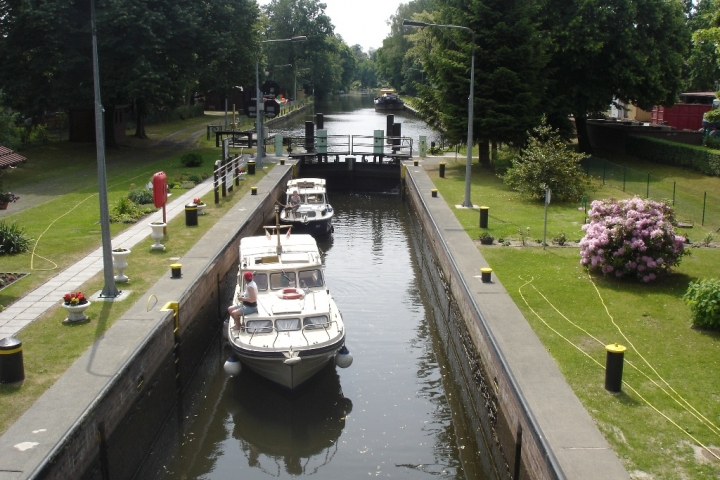 Die Kummersdorfer Schleuse
mit Sportbooten