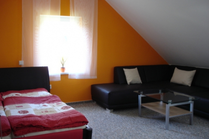 Blick in das Appartement rechts, eingerichtet wie eine moderne 1-Raumwohnung, natürlich auch mit kompletter Küche und mit Bad.
