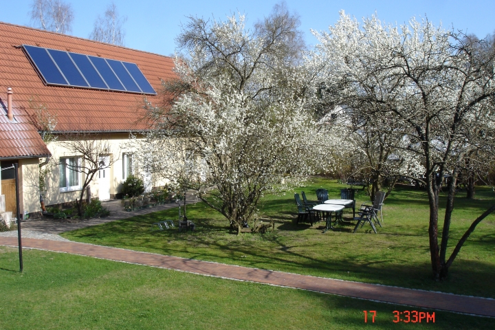 Ansicht der beiden nebeneinanderliegenden Ferienwohnungen mit Gartenmöbel