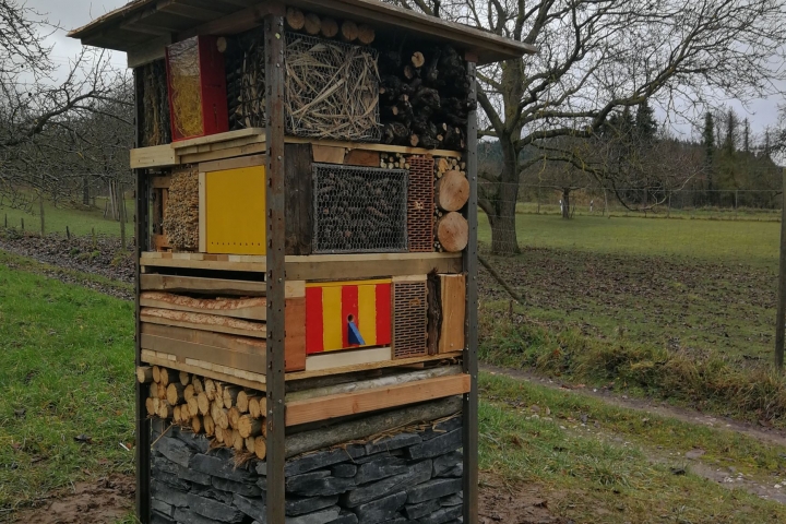 Neu aufgebaut: Lebensturm für Wildbienen, Hummeln, Insekten, Eidechsen
