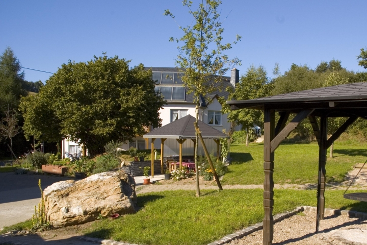 Weinlaube und Grillplatz
