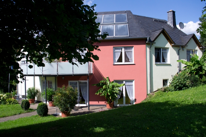 Ferienwohnungen Gästehaus Mühlenhof | Schattenplatz mit Liegewiese