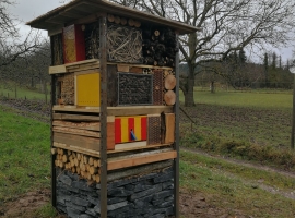 Neu aufgebaut:  Lebensturm für Wildbienen, Hummeln, Insekten, Eidechsen 