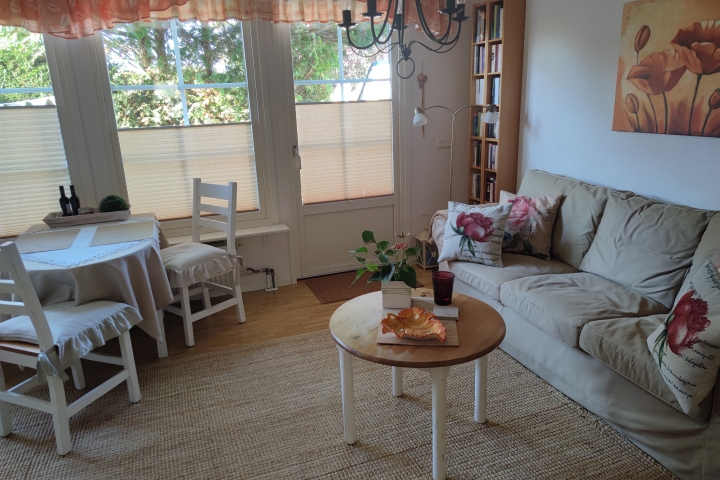 Blick ins Wohnzimmer von der Tür aus