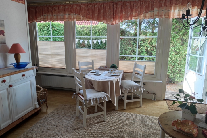 Blick ins Wohnzimmer von der Tür aus