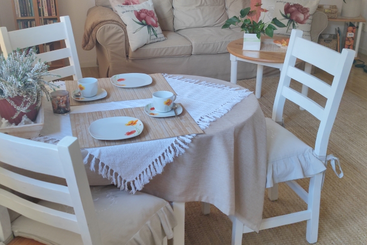 Essplatz mit Kaffeegeschirr im Mohnblumendesign