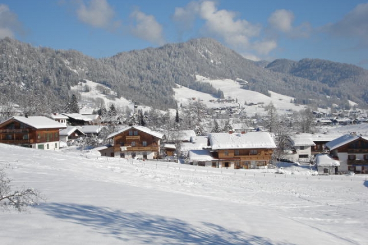 Blick vom Balkon in den Ort