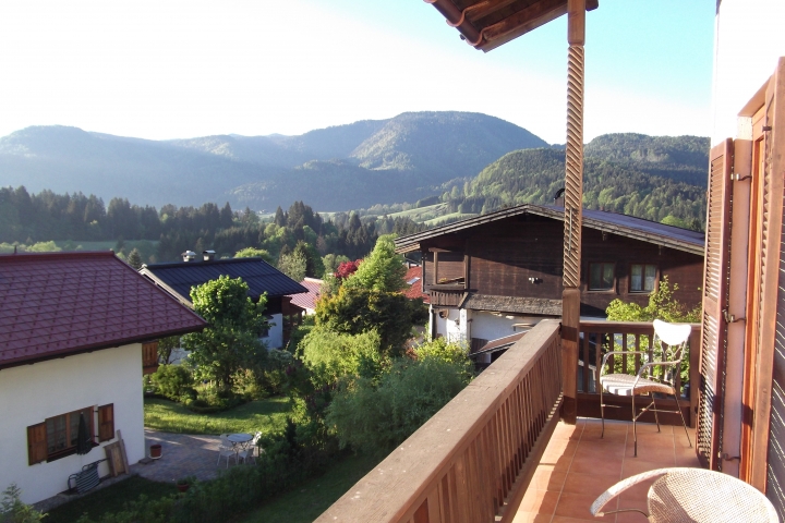 Im Erdgeschoss - Blick vom Balkon im Frühling