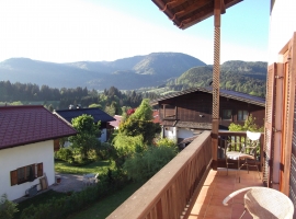 Im Erdgeschoss - Blick vom Balkon im Frühling