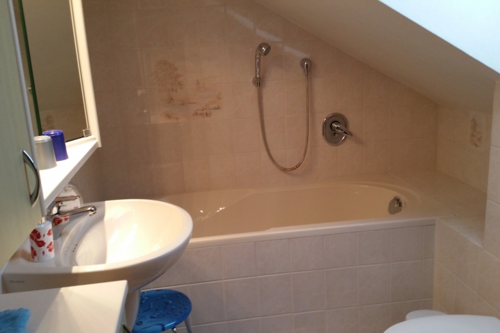 modernes Bad mit Wanne, Dusche und WC