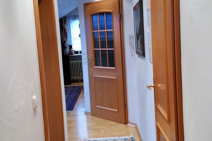 Blick auf Wohnungseingangstür und Diele