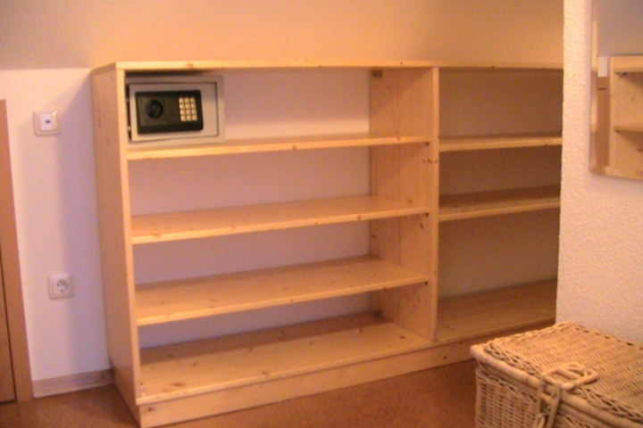 Blick in den begehbaren Kleiderschrank mit Safe