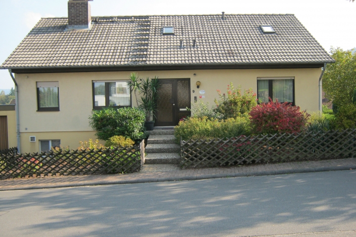 Haus Spessartblick Ferienwohnung | Frontseite unseres Hauses in der Odenwaldstr.9