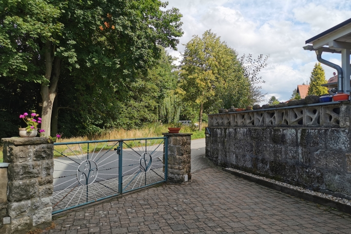 Eingang und gegenüberliegender PKW Stellplatz