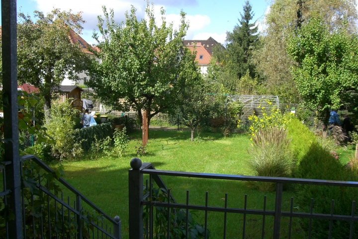 Diesen Blick genießen Sie von der Küche/Terasse aus. Den Garten dürfen Sie allein nutzen. Moderne Gartenmöbel stehen zur Verfügung.