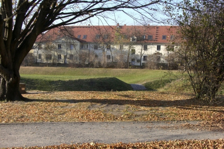 Die Wohnung befindet sich im EG in einem zweistöckigen Reihenhaus.