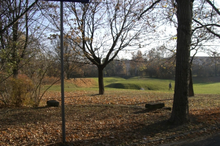 Der kleine Park im Herbst.