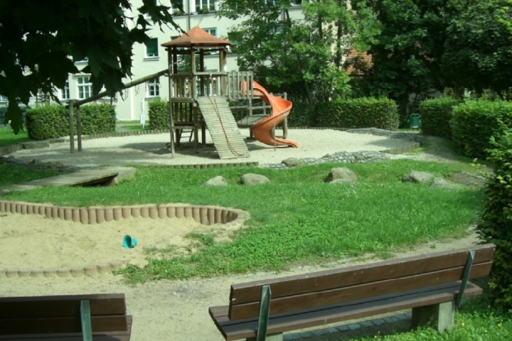 Dieser Spielplatz ist in ca. 10 min. zu Fuß ereichbar.