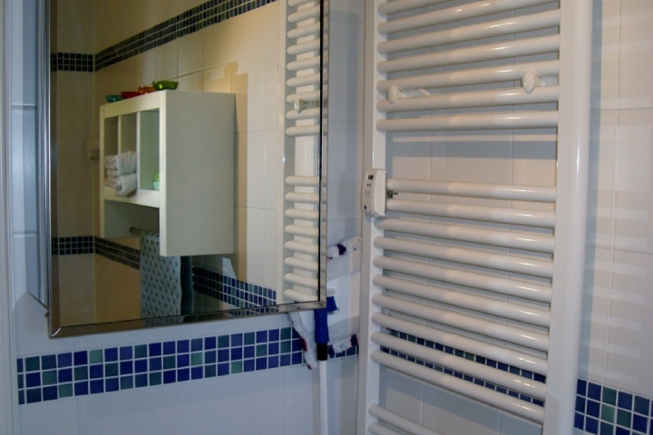 Der Spiegelschrank im Bad.