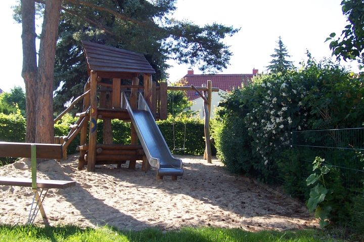 Dieser kleine Spielplatz ist in der Wohnanlage, es gibt fußläufig noch zwei weitere Spielplätze.