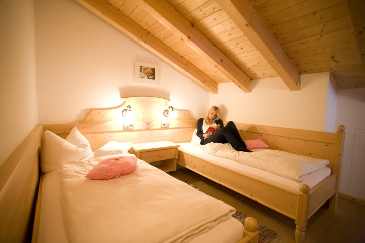 Schlafzimmer Ferienwohnung Dachgiebel