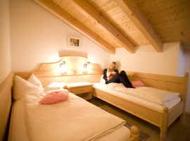Schlafzimmer Ferienwohnung Dachgiebel