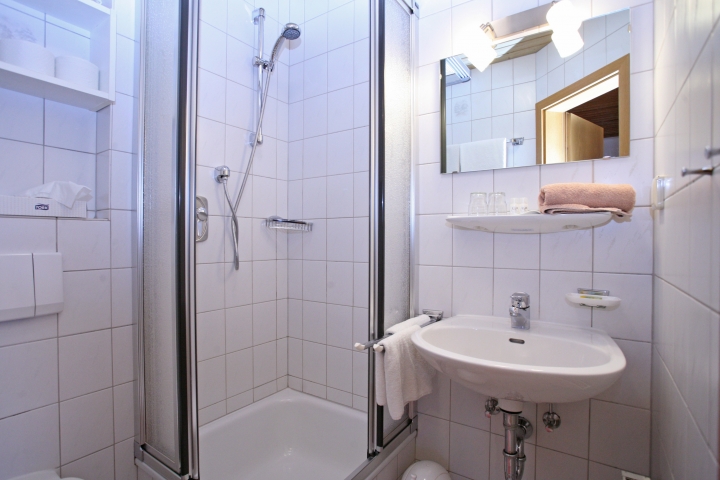 Bad im Standarddoppelzimmer
