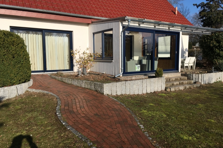 Ferienhaus Ehlert Suhr 2 | Südseite mit der überdachten Terrasse und dem Wintergarten