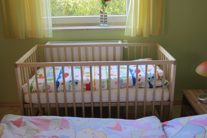 Bei Bedarf stellen wir Ihnen ein Kinderbett zur Verfügung