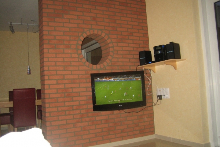 SAT-Fernseher, DVD-Player und Stereoanlage